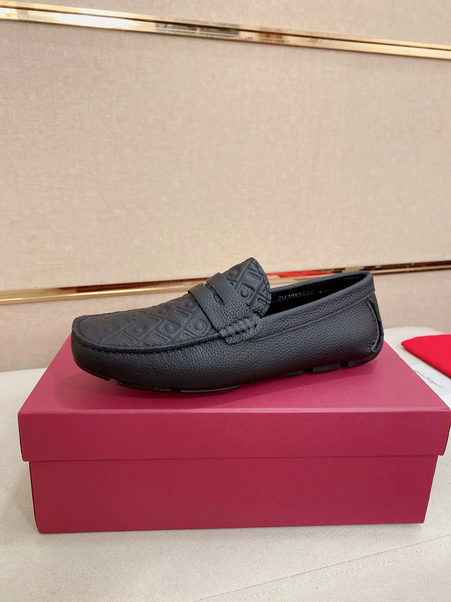 Men's shoes💰: 560💰High-end quality! Ferragamo🆕🆕Exclusive hot-selling products in stock🔥🔥New products on the shelves, high-quality Ferragamo men's pea shoes, high-end casual driving shoes, with complete packaging! 💪 💪 Material: imported first-layer pebbled cowhide 🐂 + imported high-quality water-dyed cowhide lining + wear-resistant outsole 👍🏻👍🏻 Features: high-end and comfortable, purely handmade 🚀 🚀 Create the perfect shoe that suits you best 🔥 🔥 Size: (38-44) 45 standard size can be customized!